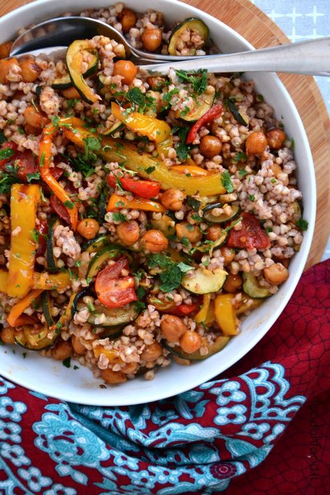 Buckwheat with vegetables and spiced chickpeas Buckwheat Dinner Recipes, Vegetable Rich Meals, Recipes With Buckwheat, Buckwheat Recipes, Vegetarian Main Course, Spiced Chickpeas, Vegetarian Main Dishes, Lunch Idea, Veggie Bowl