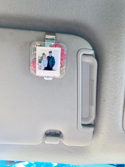 Custom Photo Car Visor Clip, Resin Photo Car Accessory, Sun Visor Picture Clip, Personalized Car Photo Decor, Resin Dried Flowers Car Gift - Etsy Car Setup Ideas, Fun Car Decorations, Cute Things To Put In Your Car, Jeep Car Decor, Teen Car Accessories, Aesthetic Car Stuff, Car Assories Interior, Stuff To Put In Your Car, Diy Car Decorations