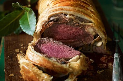 Gordon Ramsay says: 'This is an impressive dish and one that's easier than it looks. This beef Wellington makes a great alternative to a Sunday roast, or try it out for a romantic meal.' The whole family are going to love tucking into this pastry parcel filled with tender beef, mushrooms and mustard. It looks so impressive, but it's simple when you follow Gordon Ramsay's recipe as it works every time. It takes just 20 mins to prepare, making a straightfoward recipe using just simple ingredie... Beef Wellington Christmas, Gordon Ramsay Beef Wellington, Wellington Recipe, Gordon Ramsay Recipe, Beef Wellington Recipe, Christmas Homemade, Romantic Meals, Beef Wellington, Kale Chips