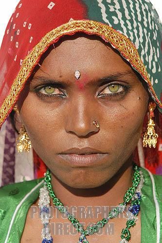 Woman With Green Eyes, Painting Face, Most Beautiful Eyes, Posing Tips, Indian Woman, Stunning Eyes, People Of The World, World Cultures, Pretty Eyes