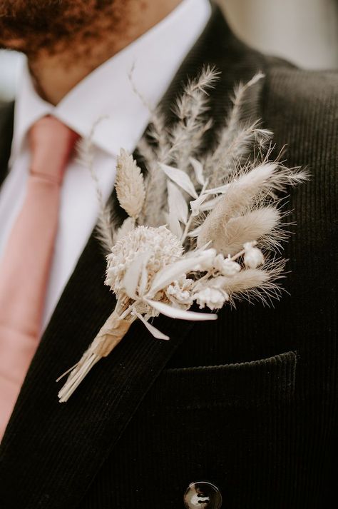 Dried Flower Buttonhole for Groom Boho Wedding Theme, Country House Wedding Venues, Button Holes Wedding, Grass Wedding, Groom And Groomsmen Attire, Boho Wedding Inspiration, Luxe Wedding, Pink Bridal, Cute Wedding Ideas