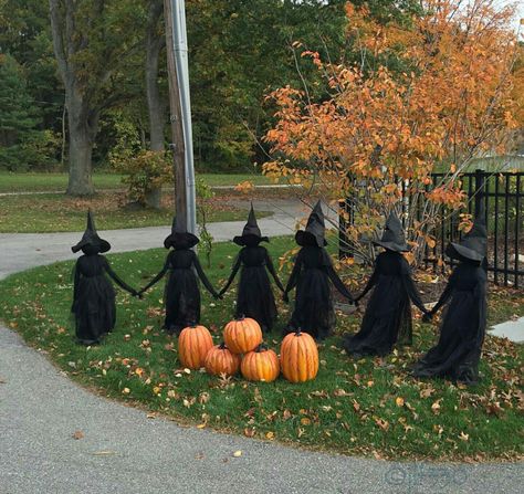 Would make a complete circle and add a fake fire in the middle Awesome Outdoor Halloween Decorations, Scary Halloween Decorations Diy, Dekorasi Halloween, Halloween Diy Outdoor, Halloween Decor Diy, Outdoor Halloween Decorations, Halloween Outside, Casa Halloween, Halloween Fest