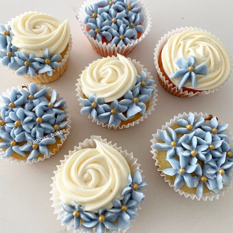 Piping Designs For Cupcakes, Cupcake Inspo Simple, Simple Buttercream Cupcake Designs, Simple Floral Cupcake Designs, Cupcake Frosting Decoration, Cupcake Buttercream Frosting Design, Classy Cupcake Designs, Easy Piped Cupcakes, White Frosting Cupcake Designs