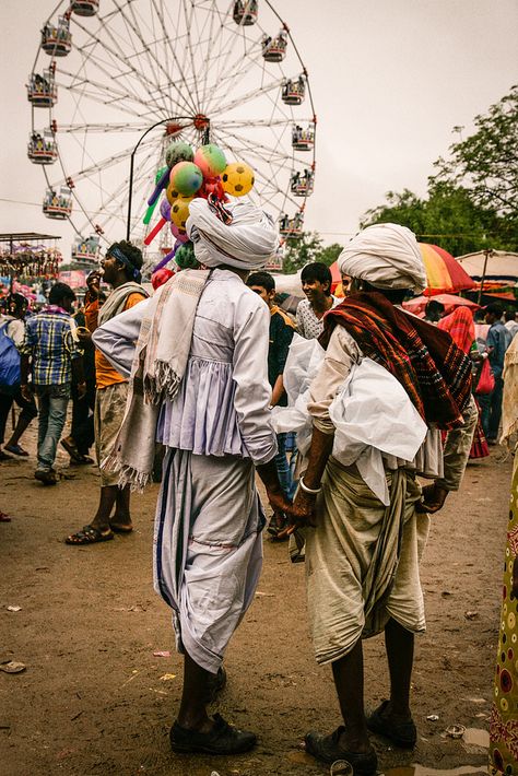 Farmers at a "mela" Mela Painting, Mela Drawing, Indian Mela, Unusual People, Butterfly Art Painting, Graduation Design, India People, Watercolor Ideas, Creative Pictures