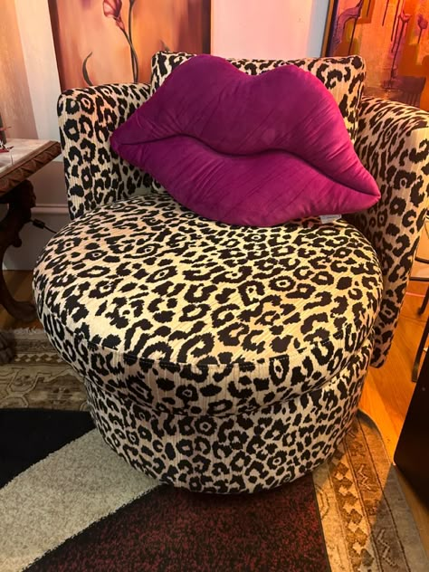 Leopard Print House Decor, Mcbling Furniture, Pink And Cheetah Bedroom, Leopard Aesthetic Room, Room Ideas Cheetah, Leopard Print Chair In Bedroom, Leapord Room Aesthetic, Cheetah Chair, Leopard Home Decor