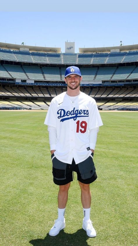 Dodgers Outfit, Baseball Jersey Outfit, Football Jersey Outfit, Soccer Boyfriend, England Football Team, Baseball Jersey Men, Mason Mount, Retro Football Shirts, Soccer Guys