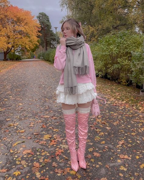 What’s your favorite thing about fall? I love cozy sweaters, crispy air and pretty candles (and leaves…did I mentoin that before?) 🥹🍂✨ • • • • • • #pinkautumn #coquette #coquetteaesthetic #girlyaesthetic #pinkaesthetic #pinkoutfit Coquette Fall Outfits, Miraculous Holders, Coquette Autumn, Coquette Winter, Pretty Candles, Apple Picking Outfit, Coquette Outfit, Pretty Candle, Pink Apple