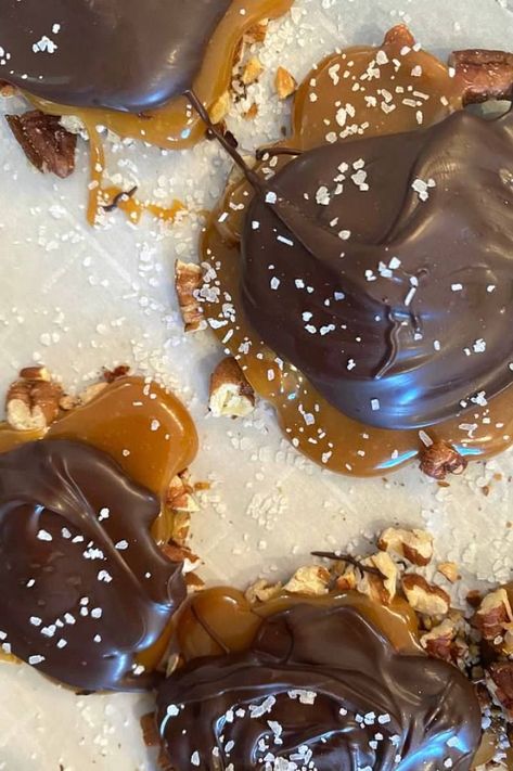 Dark Chocolate Turtles Recipe, Dark Chocolate Turtles, Turtles Chocolate, Turtle Recipe, Melt Chocolate In Microwave, Dark Chocolate Recipes, Dark Chocolate Caramel, Dark Chocolate Candy, Chocolate Turtles