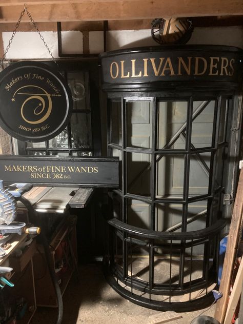 Black curved window from Harry Potter with ollivanders shop signs. Harry Potter Boat Scene, Harry Potter Garden Decor, Harry Potter Kitchen Theme, Harry Potter Store Fronts, Diagon Alley Shops Signs, Ollivanders Wand Shop Printable, Hogwarts Architecture, Olivanders Wand Shop, Diagon Alley Diy