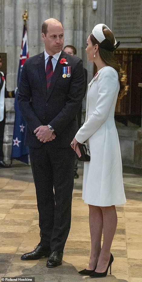 White Coat Dress, Kate Middleton Family, William E Kate, Looks Kate Middleton, Prins William, Prince William And Kate Middleton, Princess Katherine, Kate Middleton Outfits, British Royal Families