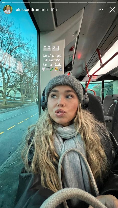 winter outfit scarf beanie and headphones Beanie Headphones Outfit, Beanie And Headphones Outfit, Beanie And Headphones, Beanie And Scarf Outfit, Hairstyle With Beanie Winter, Winter Beanie Aesthetic, Headphones Aesthetic Outfit, Gray Beanie Outfit, Headphones And Beanie Aesthetic