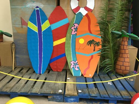 Surfboards made out of cardboard. Cardboard Beach Props, Cardboard Surfboard Decoration, Diy Surfboard Decor Cardboard, Diy Surfboard Decor, Cardboard Surfboard, Diy Surfboard, Beach Props, Hawaii Themed Party, Homecoming Floats