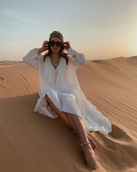 Middle East Outfit, Dubai Ootd, Dubai Birthday, Dubai Picture Ideas, Morocco Outfits, Outfit Traveling, Dubai Photos, Desert Photoshoot Ideas, Dubai Outfit