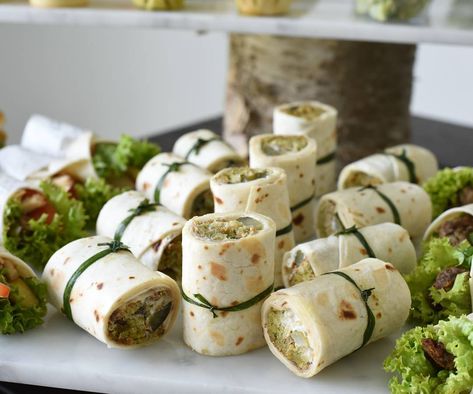 Mini Falafel, Falafel Wraps, Falafel Wrap, White Boutique, Mini Sandwiches, Salty Cake, Finger Foods, Food Ideas, Cucumber