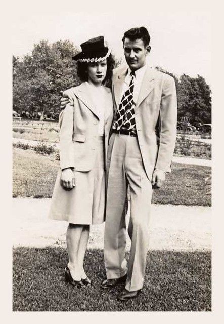 1940s Fashion: 1940s Photo of a couple posing for a picture together. The women's 1940s Hat is outstanding and the man's tie is incredible. #1940s #1940sfashion #vintagehat #hat #tie #menswear #1940sphoto 1940s Menswear, 1940s Fashion Menswear, 1950s People, 1940s Couple, 1940s Hairstyles Short, Dreamy Wardrobe, Vintage Family Photos, Blonde Wedding Hair, 1940s Photos