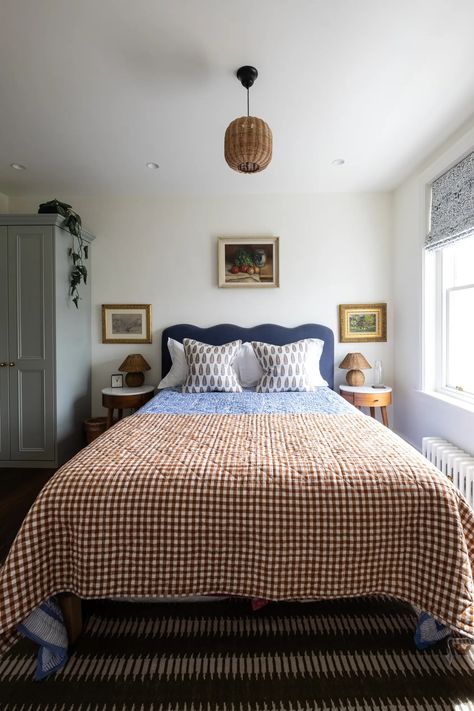 cottage (or “cottagecore”) aesthetic Cottage Mid Century Modern, Cozy Cottage Aesthetic Interior, Maine Cottage Bedroom, Traditional Cottage Bedroom, Small Vintage Bedroom Ideas, Midcentury Cottage Style, Midcentury Modern Cottagecore, Japandi Cottagecore, Cottage Style Bedroom Ideas