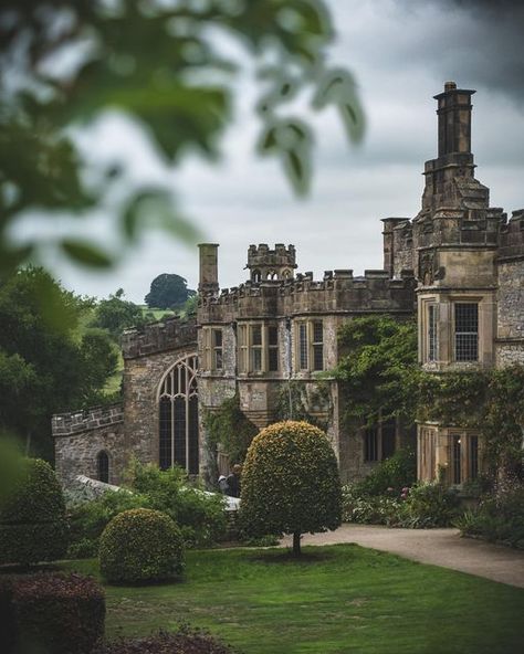 Heritage | Architecture | Historical Places on Instagram: "Another here of the exceptionally beautiful Haddon Hall. Absolutely love this place. . . . . #haddonhall #derbyshire #england #uk #beautifulhomes #historicalplace #historichouses #medieval #manorhouse #englishcountryhouse #photosofbritain #capturingbritain #visitengland #ukpotd" Heritage Architecture, Haddon Hall, English Houses, England Aesthetic, Medieval England, English Manor Houses, Castles In England, British Country, Medieval Houses