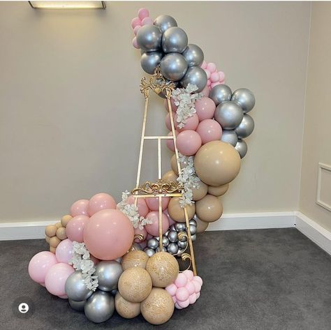 Balloon Arch On Easel, Welcome Sign With Balloon Garland, Easel Garland, Welcome Sign Balloon Garland, Welcome Sign With Balloons, Balloon Easel, Gold Balloons Decorations, Sign Easel, 21st Birthday Balloons