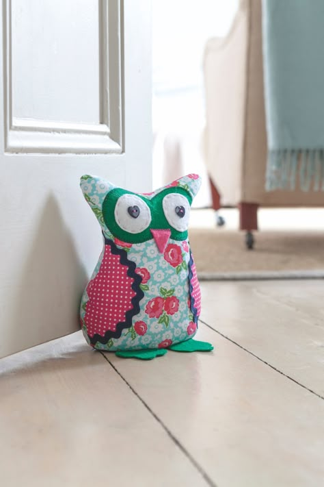 Owl Doorstop  •  Free tutorial with pictures on how to make a door stop in 11 steps Animal Doorstop, Owl Doorstop, Doorstop Pattern, Minion Pattern, Owl Door, Make A Door, Polka Dot Fabric, Patterned Sheets, Dotted Fabric