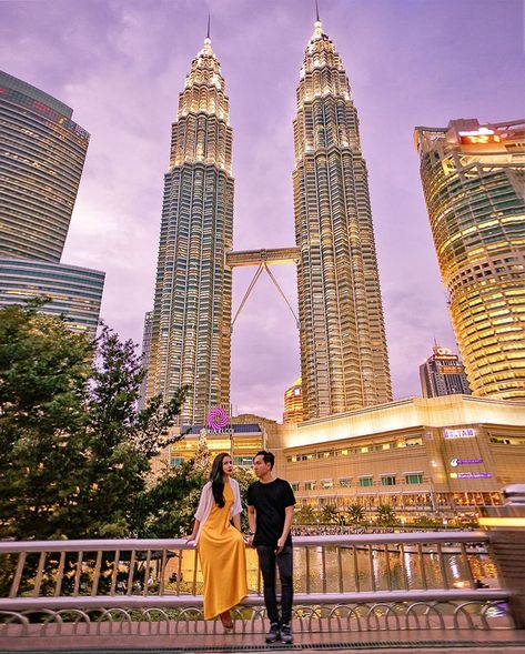 Ootd Malaysia, Malaysia Trip, Beach Photoshoot Family, Bali Travel Photography, Kuala Lumpur Travel, Malaysia Travel Guide, Malaysia Tour, Petronas Twin Towers, Petronas Towers