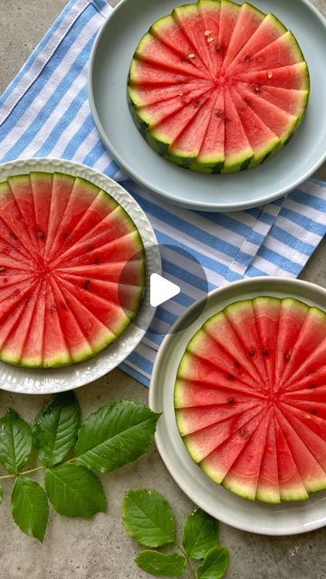 Sine Siemkowicz on Instagram: "Watermelon Flower Slices.🌸🍉  This is the perfect way to serve your watermelon this Summer - just quarter and serve on a big platter. So easy!!   Head to my website for the instructions (link in bio) or google ‘Foodbites Watermelon Flower Slices’.  #watermelon #summer #healthyeating #foodart #funfood #fruitcarving" Watermelon Flower, Fun Dessert, Watermelon Summer, Summer Breakfast, Bridal Gift Wrapping Ideas, Cut Watermelon, Watermelon Rind, Fruit Carving, Watermelon Slices