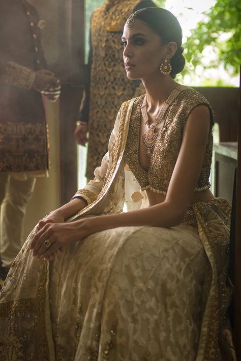 Deepak Perwani. Mumtaz Bridal Lehenga For Reception, Lehenga For Reception, Plunging Neckline Blouse, Walima Bride, Pakistani Bridal Dresses Online, Deepak Perwani, Pakistani Lehenga, Bridal Mehndi Dresses, Walima Dress