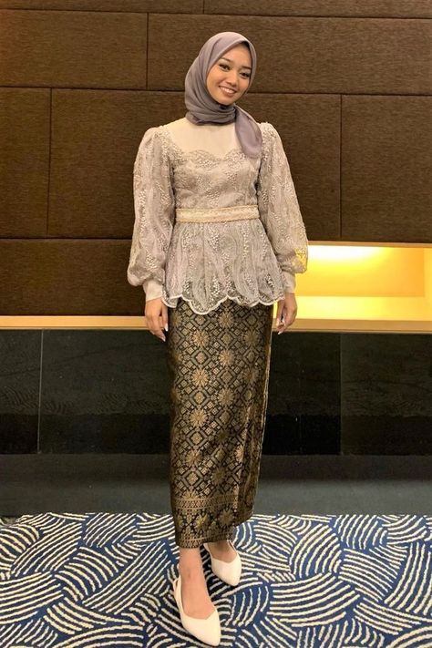 Kebaya Modern Simple, Inspirasi Bridesmaid, Model Kebaya Modern Hijab, Kebaya Wisuda Hijab, Kebaya Brokat Modern, Dress Wisuda, Model Kebaya Wisuda, Graduation Fits, Kebaya Simple