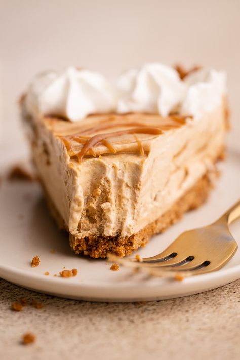 Love your morning coffee fix? This No-Bake Caramel Macchiato Pie has all the sweet taste of that iconic espresso drink with a creamy coffee no-bake cheesecake filling and tons of homemade caramel swirled throughout. Caramel Macchiato Cheesecake, Coffee Pie Recipes, Espresso Pie, Coffee Pie, Espresso Drink, Icebox Cakes, Salted Caramel Coffee, Caramel Mousse, Heavenly Desserts