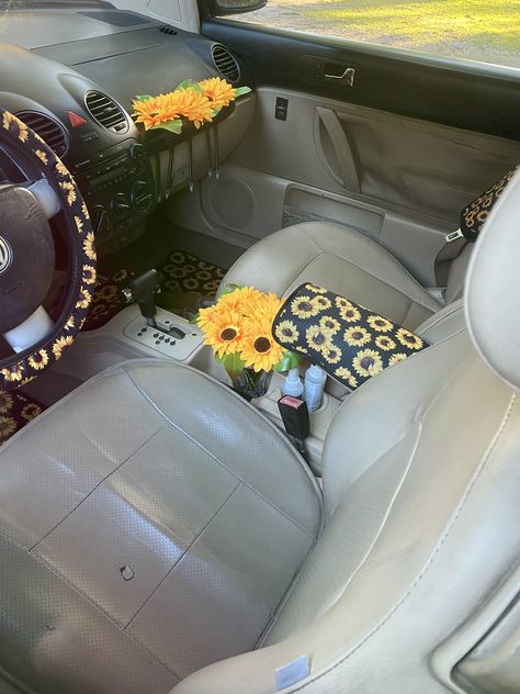 Cute Vw Beetle Accessories, Sunflower Car Decorations, Beetle Car Decorations, Volkswagen Beetle Convertible Interior, Bug Car Interior, Volkswagen Beetle Decorations, Vw Beetle Decor, Vw Beetle Interior Ideas, Volkswagen Beetle Interior Decor