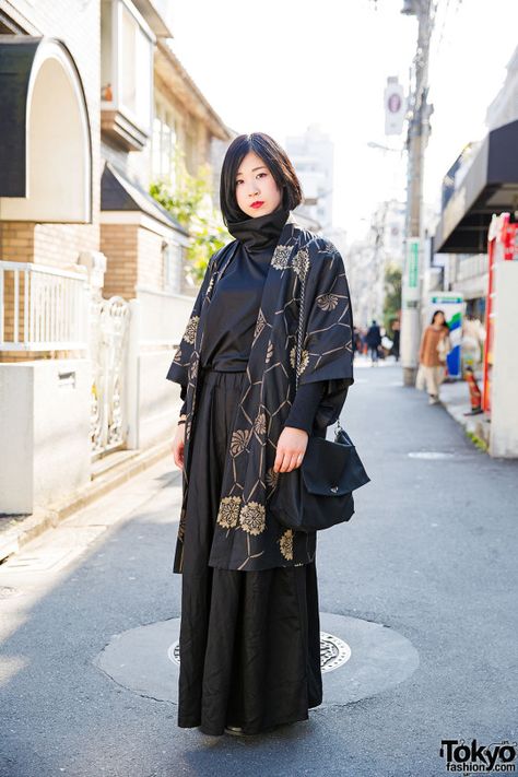 20-year-old Yoh’s minimalist Harajuku street style with Kujaku top and Kujaku wide leg pants, a resale kimono jacket, Comme Des Garcons bag, and black boots. Japan Street Fashion, Harajuku Street Style, Japan Fashion Street, Modern Kimono, Harajuku Street, Harajuku Fashion Street, Tokyo Street Fashion, Mode Kimono, Harajuku Girls