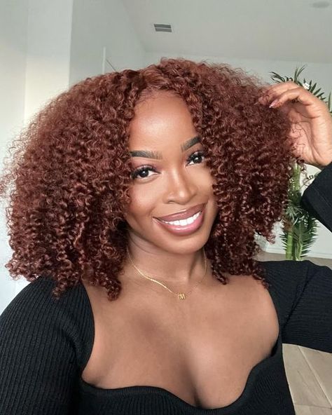 Mary Bennett on Instagram: "Trying to figure out why I didn’t try this hair color sooner 😍😍 📌A new video just went live on my channel! Head over to check it out 🙌🏾🙌🏾💃🏾💃🏾💃🏾 It’s linked in my stories 🤗" Natural Curly Wig, Wig Ideas, Long Hair Wigs, Invisible Lace, Remy Hair Wigs, Glueless Wigs, Glueless Wig, Short Hair Wigs, Curly Lace Front Wigs