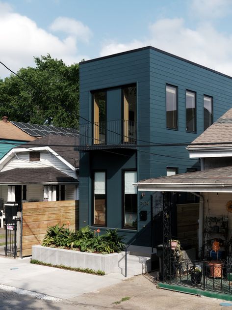 Farouki Residence by Farouki Farouki - Dwell Row House Exterior, Dream Architecture, New Orleans Architecture, Black Building, Creole Cottage, Shotgun House, Urban Housing, Tiny House Community, New Orleans Homes