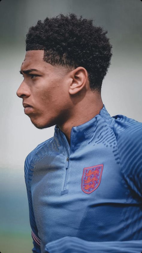 Soccer Players Haircuts, Taper Fade Curly Hair, High Fade Haircut, Medium Long Haircuts, Guy Haircuts Long, Men Haircut Curly Hair, Taper Fade Haircut, England Players, Tapered Haircut