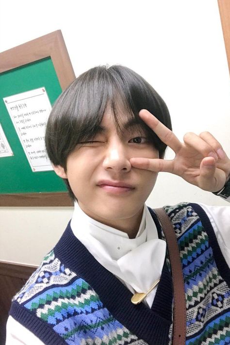 Iphone Selfie, Kpop Iphone Wallpaper, Taehyung Selca, Cute Alien, Jungkook Selca, Bts Girl, Kim Taehyung Funny, Run Bts, Bts Playlist