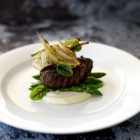 Char-grilled beef fillet, silky smooth potato puree, and asparagus topped with smoked garlic, thyme butter and roasted fennel, an impressive main course! Wedding Food Main Course, Food Main Course, Thyme Butter, Design Cibo, Smoked Garlic, Tofu Marinade, Beef Fillet, Roasted Fennel, Bistro Food