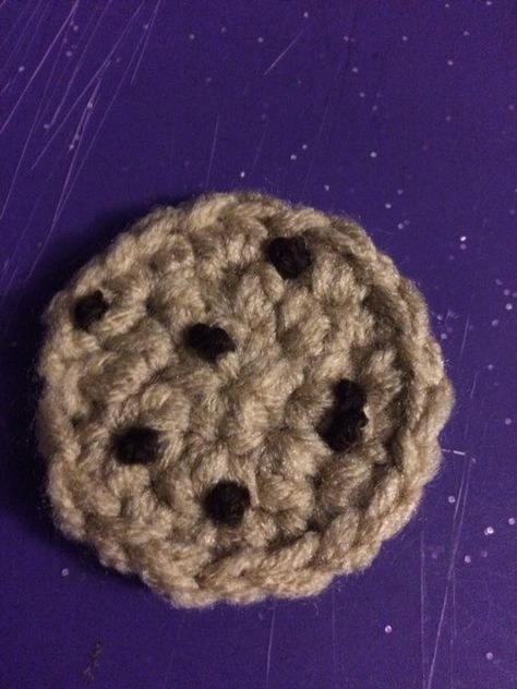 Crochet Chocolate Chip Cookie Pattern Free, Crochet Chocolate Chip Cookie Pattern, Crochet Cookie Coaster, Crochet Chocolate Chip Cookie, Crochet Cookies Free Pattern, Knitted Food, Crochet Chocolate, Crochet Runner, Cookie Bags