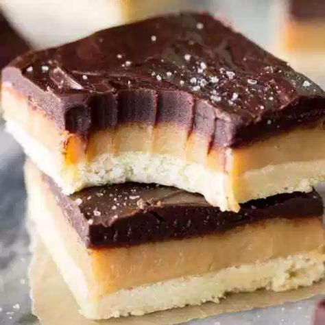 Millionaire's Shortbread - Sugar Spun Run Millionaire Cake, Millionaire's Shortbread, Shortbread Cookie Crust, Millionaire Shortbread, Buttery Shortbread, Butter Bars, Rich Desserts, Shortbread Recipes, Shortbread Crust