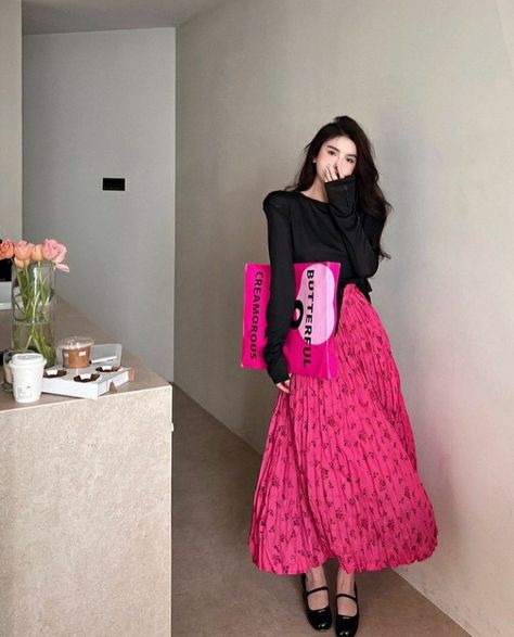 Long Hot Pink Skirt Outfit, Ootd Rok Pink, Hot Pink Hijab Outfit, Hot Pink Outfit Ideas Casual, Hot Pink Outfits Aesthetic, Hot Pink Skirt Outfit, Pink Skirt Outfits, Hot Pink Outfit, Hot Pink Skirt