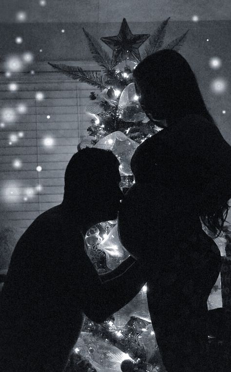 Navidad embarazo 🎄 Pregnancy Photoshoot Christmas, Pregnant Christmas Photoshoot, Christmas Tree Silhouette Maternity Pictures, Pregnant Couple Christmas Pictures, Pregnant Christmas Tree Photo, Maternity Christmas Pictures, Christmas Pregnancy, Christmas Pictures, Human Silhouette