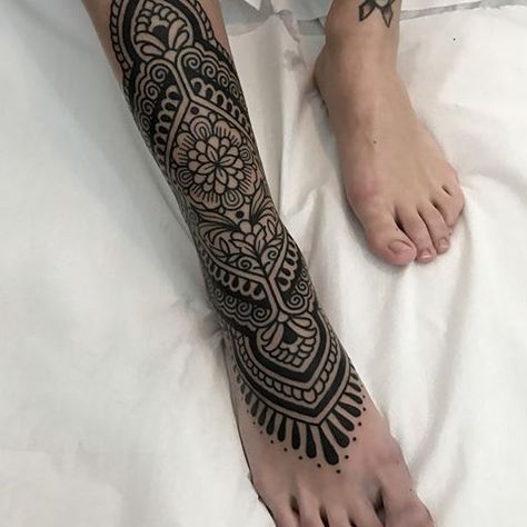 Mandala Tattoo Sleeve Women, Mandala Foot Tattoo, Corset Tattoo, Geometric Dotwork, Dotwork Tattoo Mandala, Jagua Henna, P Tattoo, Girl Back Tattoos, Quality Tattoo