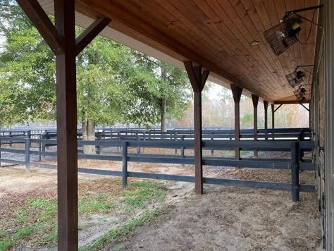 Horse Run In Shelter, Horse Shed, Horse Farm Ideas, Diy Horse Barn, Horse Barn Ideas Stables, Barn Stalls, Stable Ideas, Paddock Paradise, Horse Barn Designs