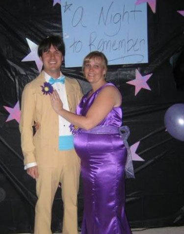 a night to remember... Worst Prom Dresses, Funny Dresses, Photo Fails, Prom Photos, A Night To Remember, Fashion Fail, Prom Style, Human Behavior, Prom Wedding