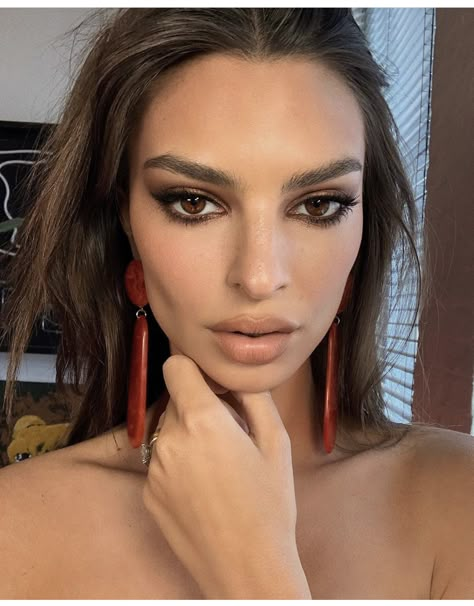 Emily Ratajkowski Makeup, Pirate Makeup, Eyeliner Styles, Brown Makeup, Emily Ratajkowski, Beauty Tutorials, Pretty Makeup, Aesthetic Makeup, Photo Instagram