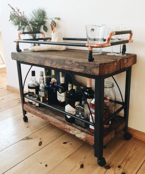 Bar Cart Rustic, Wooden Drinks Trolley, Bar Cart Farmhouse Style, Drink Cart Ideas, Whiskey Bar Cart, Minibar Diy, Farmhouse Bar Cart, Whiskey Cart, Bar Cart Diy