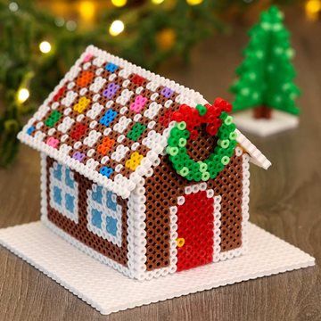 Pepparkakshus av rörpärlor Hama Beads Christmas, Christmas Perler Beads, Pearl Beads Pattern, Easy Perler Beads Ideas, Hama Beads Design, Perler Bead Crafts, Perler Bead Templates, Perler Crafts, Diy Perler Bead Crafts