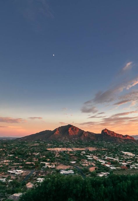 The iconic Camelback Mountain in Phoenix (do you see the camel's back?) Phoenix Travel, Yuma Arizona, Camelback Mountain, State Of Arizona, Arizona Travel, Arizona Usa, Best Hikes, Phoenix Arizona, Oh The Places Youll Go