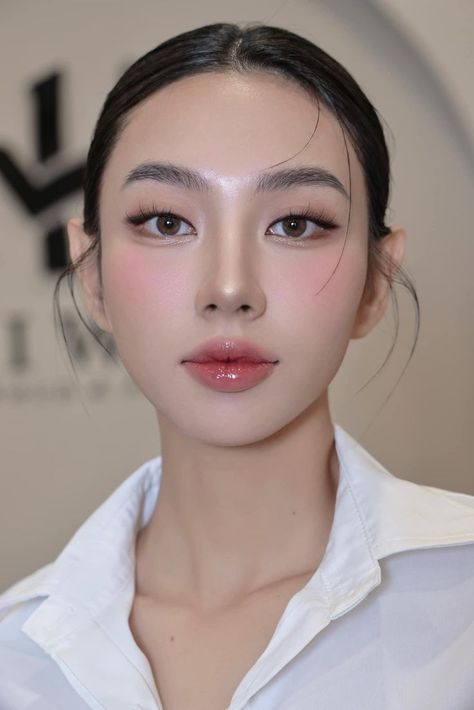 Bride Makeup Asian Eyes, Classic Archetype Makeup, Korean Wedding Makeup Look, Soft Glam Makeup Asian, Cold Tone Makeup, Cool Undertones Makeup, Soft Ethereal Makeup, Thai Makeup Looks, Graduation Makeup Ideas Natural