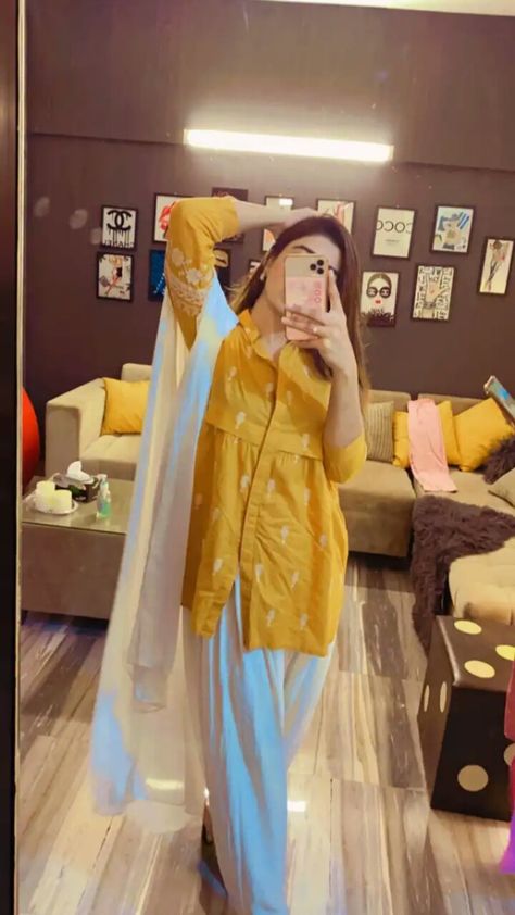 Dps For Girls, Womens Trendy Dresses, Girl Crush Fashion, Beautiful Pakistani Dresses, Simple Pakistani Dresses, Fancy Dress Design, All Food, Stylish Dresses For Girls, Suit Style