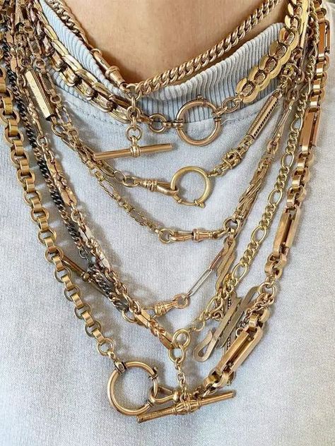 Jewelry 2025 Trends, Trending Necklaces 2024, Jewelry Trends 2024 2025, Jewelry Trends 2024, Jewelry Must Haves, Gold Necklace Stack, Simple Gold Hoop Earrings, Necklace Stacking, Classic Jewelry Pieces