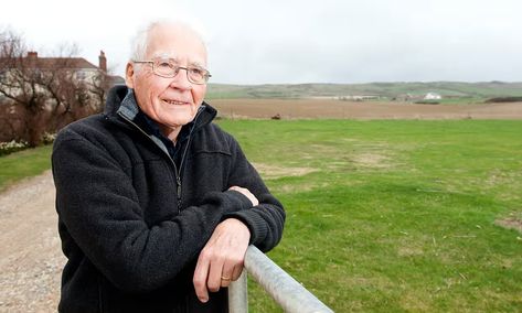 The Many Lives of James Lovelock by Jonathan Watts – man of many myths | Biography books | The Guardian James Lovelock, Lynn Margulis, William Golding, Environmental Movement, Ozone Layer, Biography Books, Planetary Science, Hair Raising, Tv On The Radio